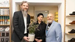 Hartberger Vizebürgermeister Markus Gaugl überreicht Alexandra und Dietmar Peinsipp den „Blumengruß“ der Gemeinde