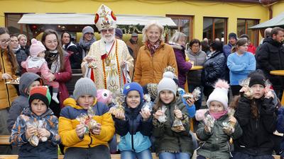 Landärztin Rosa Maria Ernst mit dem Nikolaus und strahlenden Kinderaugen