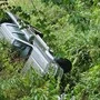 Endstation Bachbett: Ein gut 2,6 Tonnen schwerer Pick-up rollte in Festenburg über eine Böschung
