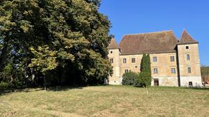 Direkt vor dem Schloss Klaffenau werden drei Wohnhäuser gebaut