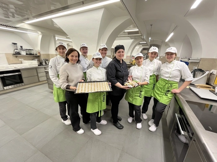 In der Fachschule Vorau für Land- und Ernährungswirtschaft wird an mehreren Tagen im Unterricht für die „Steirer helfen Steirern“ Benefizaktion gebacken. Der Verkauf findet dort am Tag der offenen Schule statt.