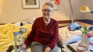 Waltraud Hitzl muss seit dem Unfall in einem Pflegebett im Erdgeschoß ihres Hauses schlafen: „Ich brauche leider sehr viel Hilfe – aber ich lebe noch“