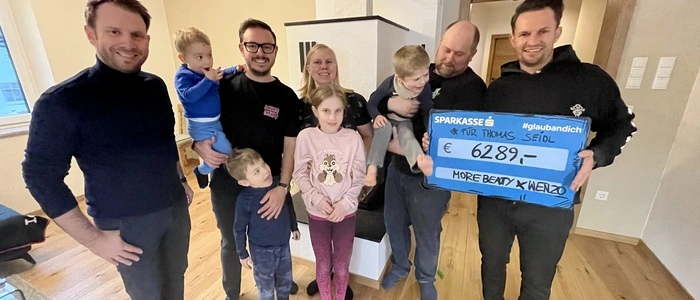Von links: Rainer Handler (Sparkasse Pöllau), Schönheitschirurg Paul Wurzer mit seinen Söhnen Ferdinand und Maximilian, Lisi, Lena, Johannes und Thomas Seidl mit Künstler Thomas Wenzl (Wenzo)