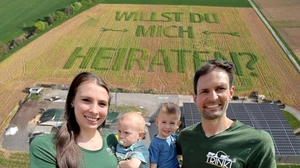Heiratsantrag am 4.4.24: Damit Beatrice den Heiratsantrag überhaupt lesen konnte, brauchte es die Hebebühne der Feuerwehr