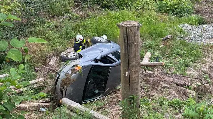 Ein 18-jähriger stürtze gestern Abend mit seinem Pkw über eine Böschung in der Martkgemeinde Ilz