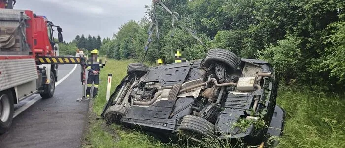 Der Lenker wurde mit Verletzungen unbestimmten Grades ins Krankenhaus gebracht. Das Fahrzeug musste mit einem Kran geborgen werden