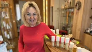 Regionale Wirkstoffe und 20 Jahre Erfahrung findet man in der von Anne Pöltl entworfenen Linie, die acht Produkte (drei Seren, vier Cremes sowie eine Augenpflege) umfasst