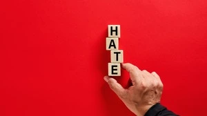 Für das Vorliegen eines Hassverbrechens müssen eine Straftat und das Motiv eines abwertenden Vorurteils gegenüber bestimmten Gruppen zusammenkommen. In diesem Fall: Körperverletzung und die sexuelle Orientierung des Opfers