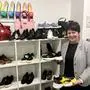Ernestine Kratzer hat vor sieben Jahren „Glücksgriff“ in Fürstenfeld eröffnet: „Es ist für viele Menschen mit großen Füßen wirklich sehr, sehr schwer, einen passenden und auch schicken Schuh zu finden“