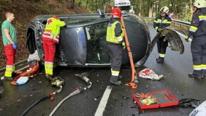 Drei Feuerwehren waren mit rund 20 Florianis im Einsatz, um die Frau aus dem Unfallwagen zu befreien