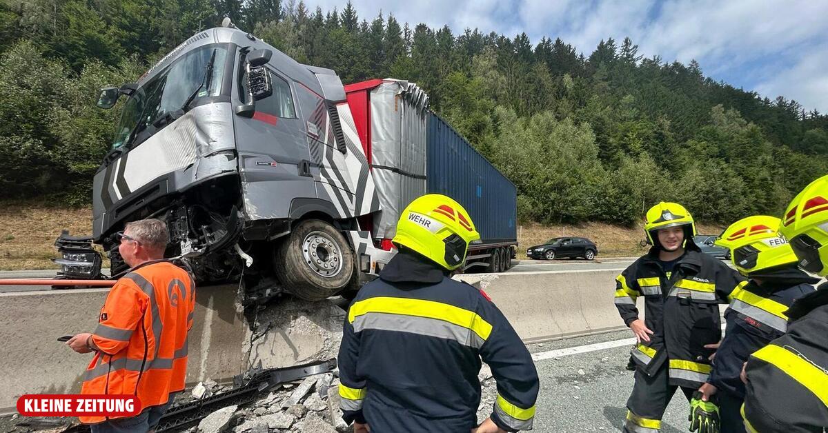 Lkw steht auf A2-Südautobahn quer ­– Bergung wird kompliziert