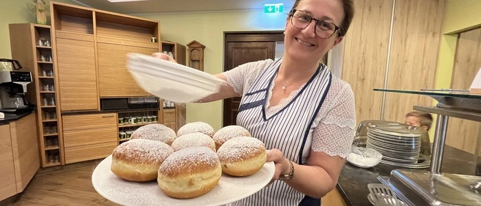 Gerlinde Radits vom Mönichwalderhof weiß aus jahrelanger Erfahrung, wie Krapfen gelingen. Sie brauchen Hingabe – und ordentlich Butter. Das wusste schon Oma