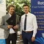 Links Wolfgang Niegelhell mit einer Panflöte in der Hand, rechts der neue Präsident des Rotary Club Fürstenfeld, Franz Erwin Berghofer