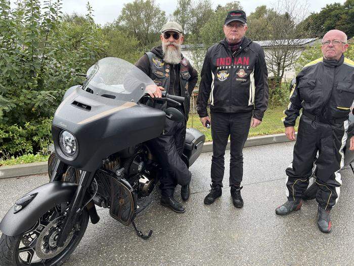 Kamen, um die letzte Ehre unter Bikern zu erweisen: Bernhard Hluszik, Rudi Amminger und Andi Thaler