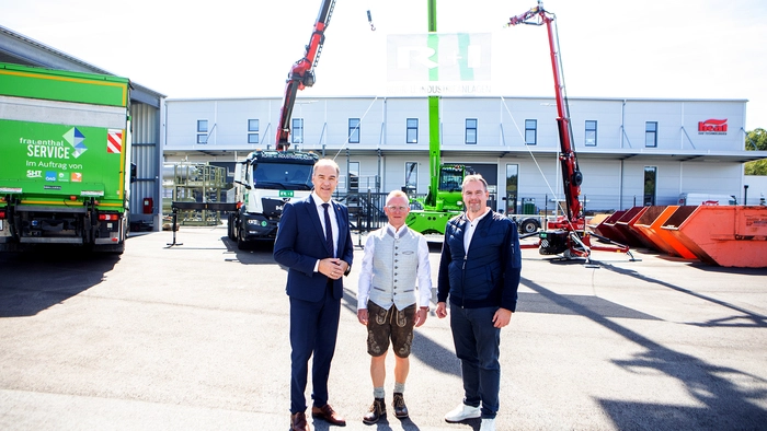 „R+I Rohr- und Industrieanlagen GmbH“-Geschäftsführer Markus Frühwirth (Mitte) mit Wirtschaftslandesrat Leonhard Schneemann (links) und Kemetens Bürgermeister Wolfgang Koller