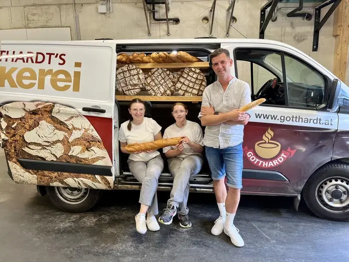 Gotthardt-Geschäftsführer Andreas Jelinek mit den Lehrlingen Anna-Lena Schirnhofer und Clara Friesenbichler