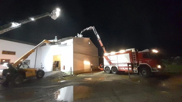 In der Nacht mussten die Feuerwehrleute zur provisorischen Abdeckung der Lagerhalle ausrücken