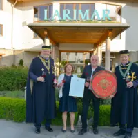 Vizekonsul der Europäischen Weinritterschaft Ernst Möderl, Sieger-Winzer-Familie Resi und Harald Kaiser aus Hagensdorf, Larimar Inhaber und Weinritter KR. Johann Haberl (v.l)