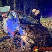 Das Auto musste mit der Seilwinde zwischen den Bäumen herausgezogen werden