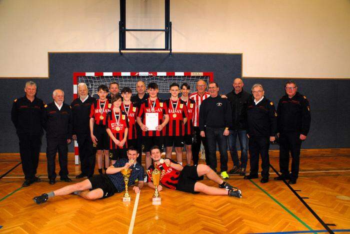 Die Mannschaft der Feuerwehr Hochenegg mit Kalsdorf-Buchberg gewann heuer das Fußballturnier der Feuerwehrjugend in Ilz