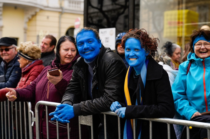 Die Blue Man Group hat sich in die Grazer Herrengasse verirrt - oder waren es doch die Navi‘i aus Pandora?