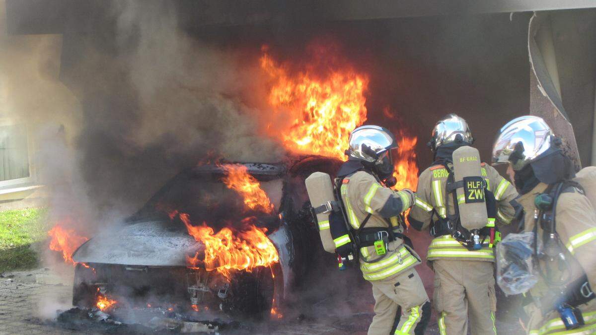 Das Auto brannte komplett aus