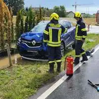 Der Hydrant wurde komplett umgerissen, enorme Wassermengen traten aus