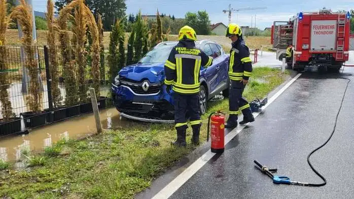 Der Hydrant wurde komplett umgerissen, enorme Wassermengen traten aus