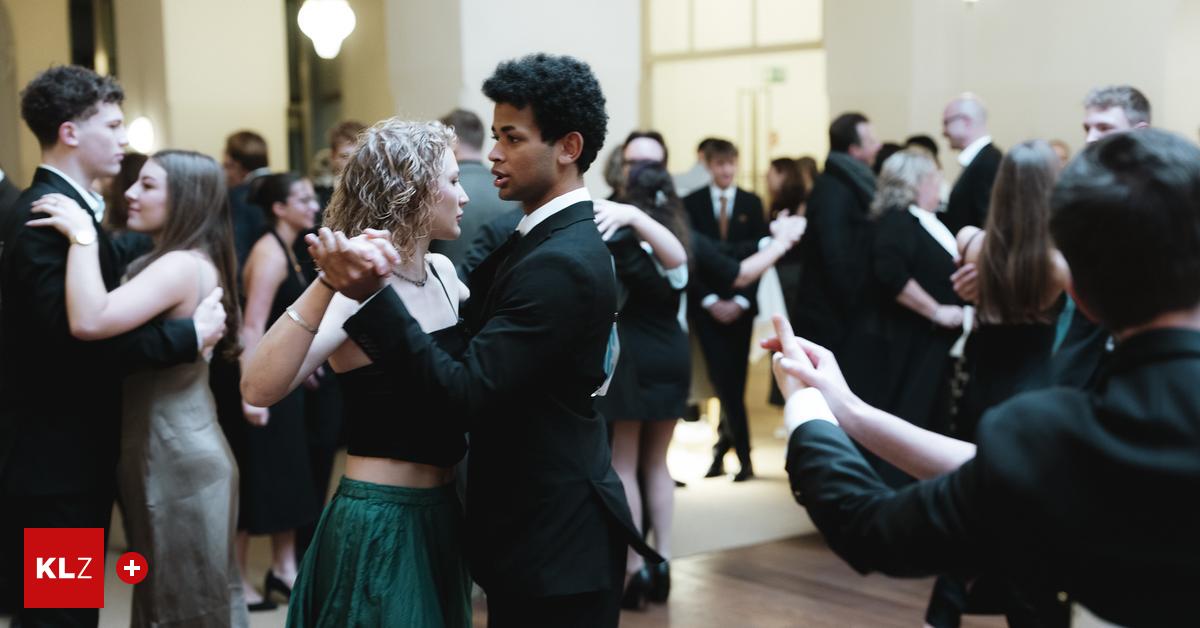 Opernredoute-Paare-tanzten-beim-Casting-um-Platz-in-der-Polonaise