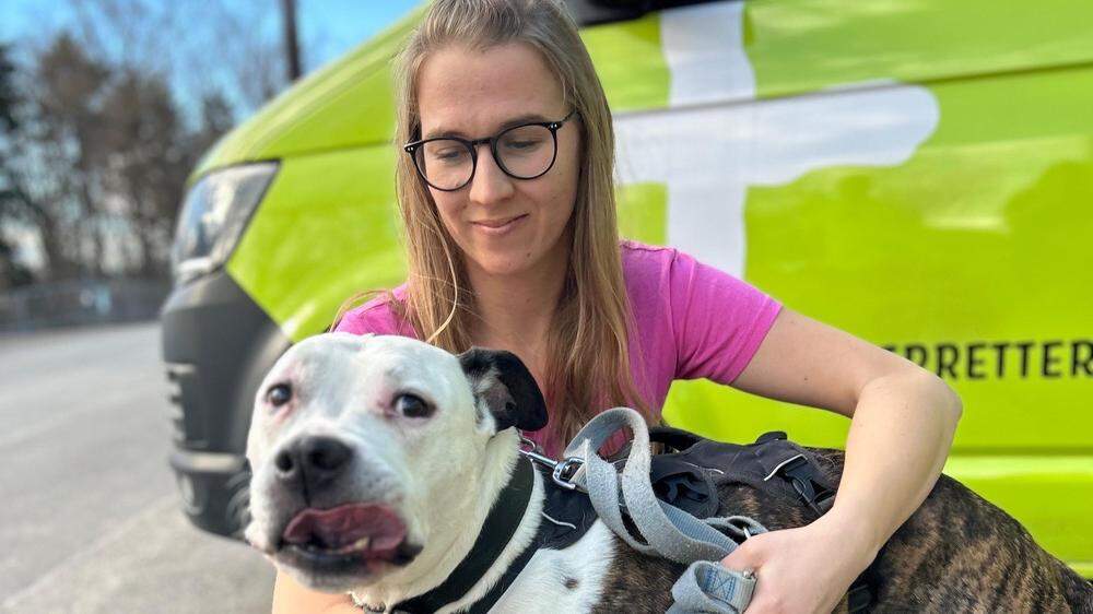 Franziskus-Tierheimleiterin Nina Mocnik mit einem der geretteten Hunde.