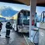 Der Bus ist in eine Tankstelle gekracht 