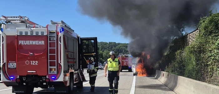 Auf A 2 bei Gleisdorf West stand ein Pkw in Brand, die Freiwillige Feuerwehren von Gleisdorf und Ludersdorf waren gefordert