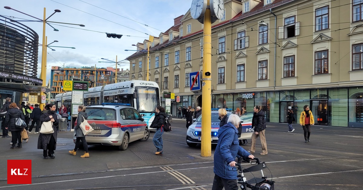 Am-Jakominiplatz-Polizei-holt-Mann-aus-der-Stra-enbahn