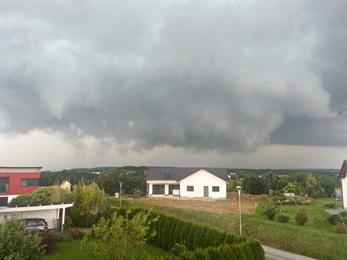 Dunkle Wolken bewegten sich kurz nach 18 Uhr auf den Nordosten auf den Bezirk Hartberg-Fürstenfeld zu
