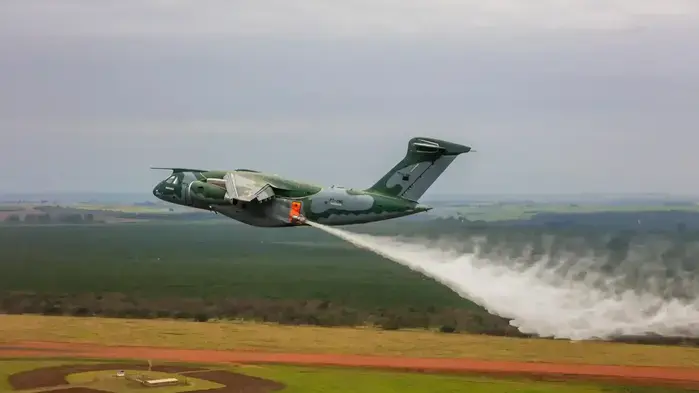 Eine C-390 mit dem Waldbrandbekämpfungssystem MAFFS