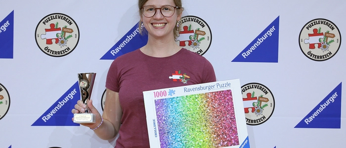 Die frischgebackene Vize-Staatsmeisterin im Speed-Puzzeln Magdalen Greunz mit Pokal und Preis-Puzzle