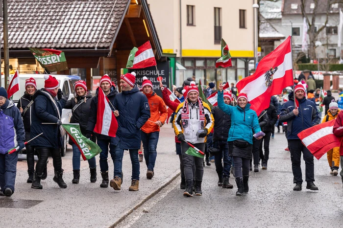 Zahlreiche Fahnen wurden schon vor dem Rennen geschwenkt
