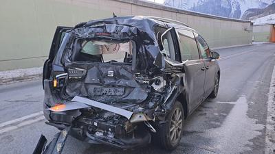 Auffahrunfall auf der B 320: Demoliertes Pkw-Heck