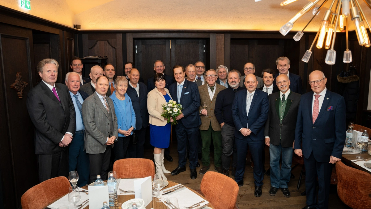 Honorarkonsulinnen und -konsuln mit Vize-LH Manuela Khom im Landhauskeller