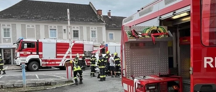 Zwei Männer retteten die bewusstlose 63-Jährige mit einem Gabelstapler aus der stark verrauchten Wohnung.