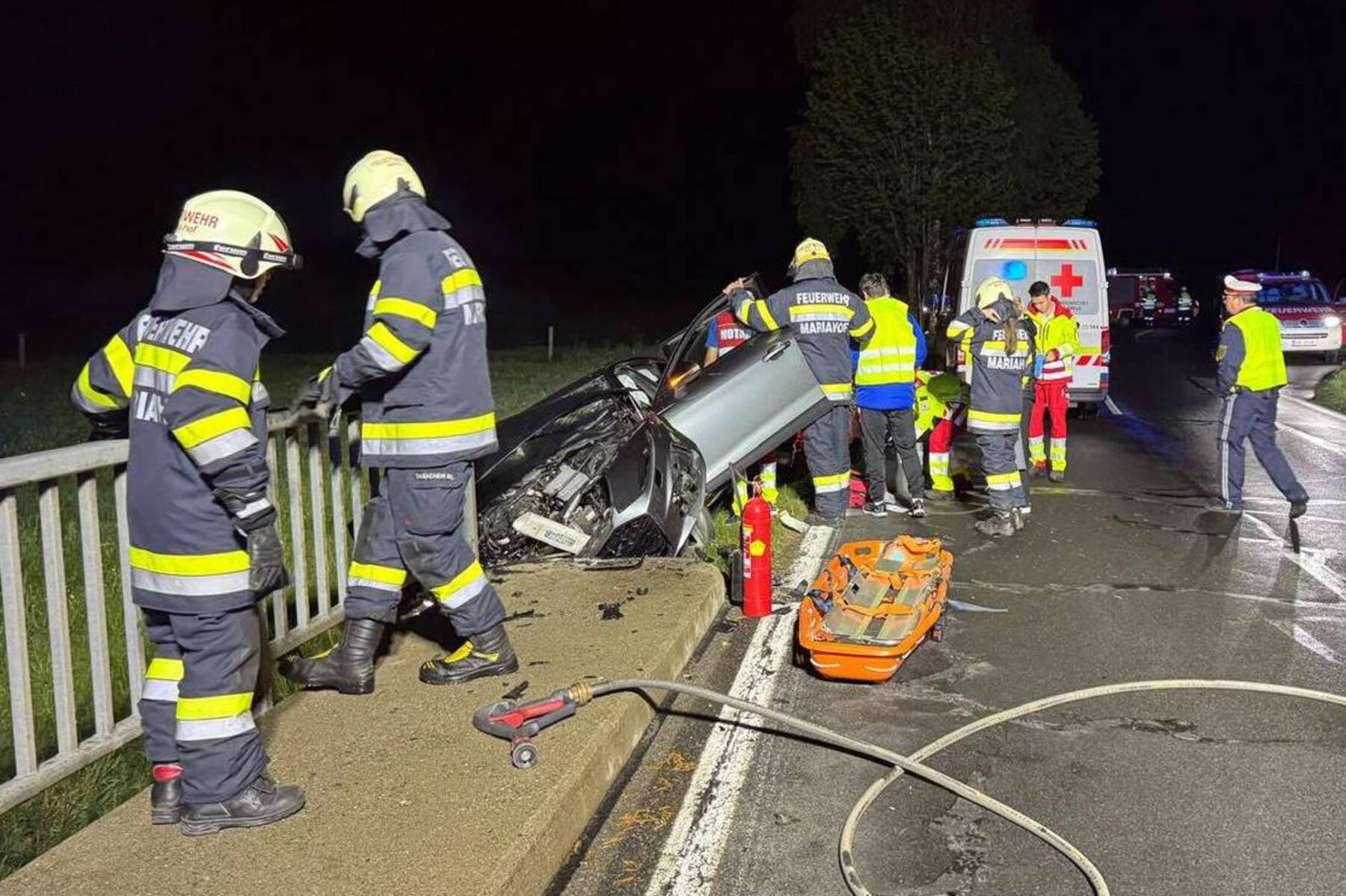 Neumarkt in der Steiermark: Mit Auto in Brückengeländer gefahren