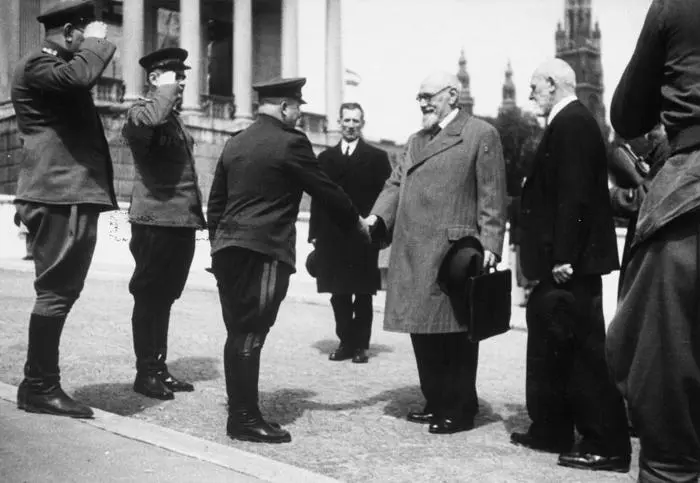 Generalleutnant und Stadtkommandant für Wien, Alexej Blagodatow, schüttelt Staatskanzler Karl Renner die Hand, rechts der Wiener Bürgermeister Theodor Körner.