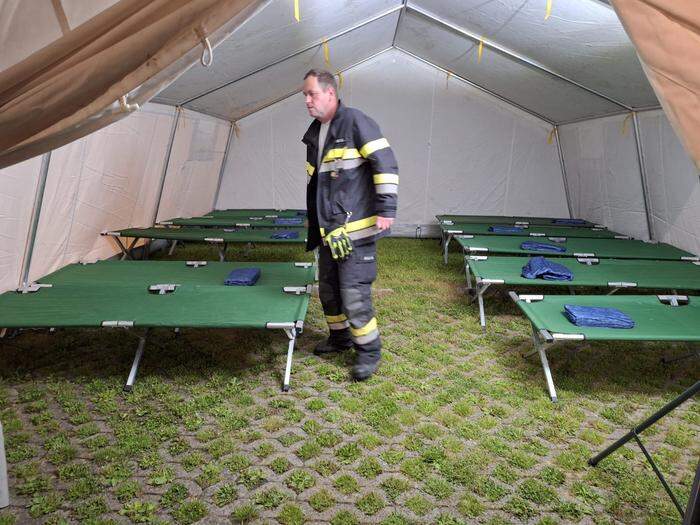 Die Feuerwehr organisierte Feldbetten und ein beheiztes Zelt 