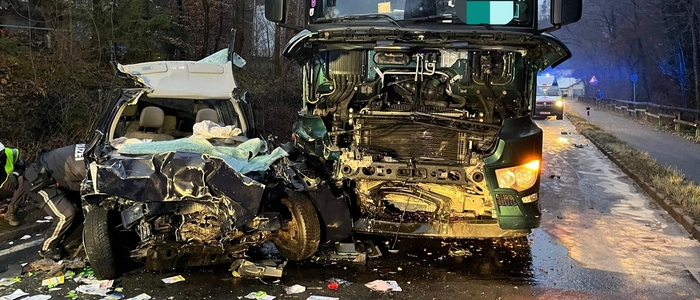 Der Pkw war frontal mit dem Lastwagen kollidiert