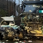 Der Pkw war frontal mit dem Lastwagen kollidiert