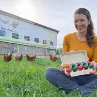 Petra Knippitsch von „Knippi Wiesenhendl“ vor einem ihrer mobilen Hühnerställe in Wildon: Mit ihren Ostereiern wirbt die Direktvermarkterin für regionale Herkunft und bewussten Einkauf.