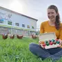 Petra Knippitsch von „Knippi Wiesenhendl“ vor einem ihrer mobilen Hühnerställe in Wildon: Mit ihren Ostereiern wirbt die Direktvermarkterin für regionale Herkunft und bewussten Einkauf.