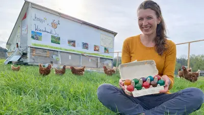 Petra Knippitsch von „Knippi Wiesenhendl“ vor einem ihrer mobilen Hühnerställe in Wildon: Mit ihren Ostereiern wirbt die Direktvermarkterin für regionale Herkunft und bewussten Einkauf.