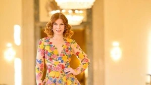 Teresa Vogl in ihrer Robe aus der Feder von Eva Poleschinski