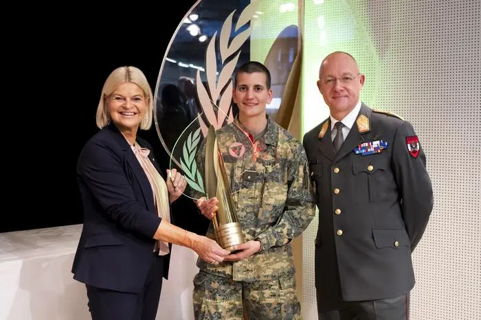 Susannah Gabriel mit Klaudia Tanner und Generalleutnant Martin Dorfer